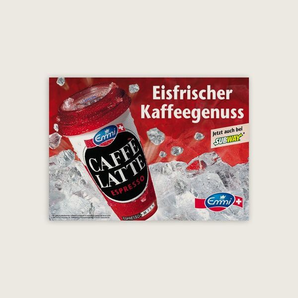 Werbemotiv für Eiskaffee im Becher zwischen Eiswürfeln auf rotem Grund