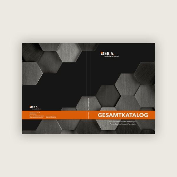 Umschlag eines Gesamtkatalogs mit dunklem Sechseck-Muster und orangem Balken