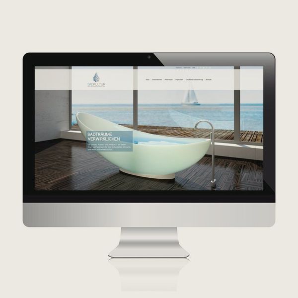 Website für Badgestaltung mit freistehender Badewanne und Meerblick im Monitor-Mockup