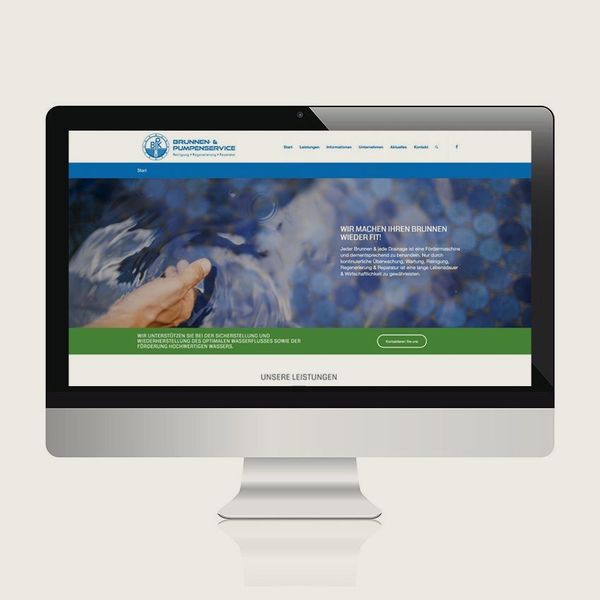 Website eines Brunnen- und Pumpenservice mit Wasser-Motiv im Monitor-Mockup