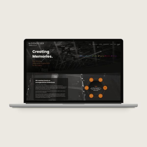 Dunkle Website einer Eventtechnik-Agentur im Laptop-Mockup