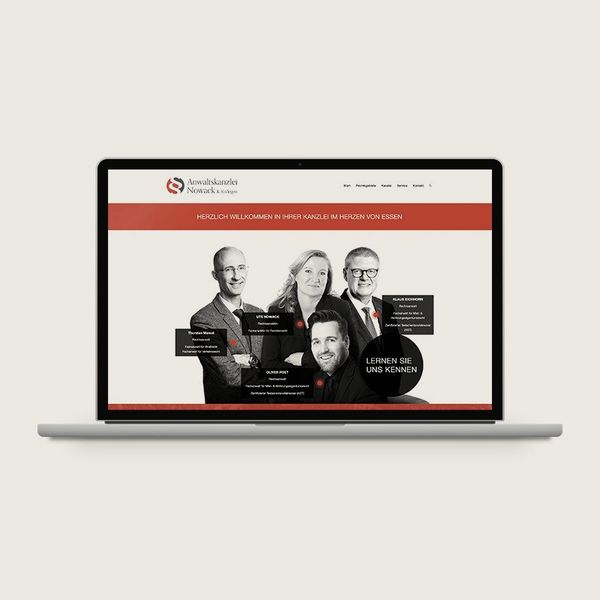 Website einer Anwaltskanzlei mit Schwarz-Weiß-Teamfoto im Laptop-Mockup